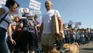 Protest la Guvern: REVOLUŢIONARII, BRUSCAŢI DE JANDARMI. CER DEMISIA LUI PONTA 