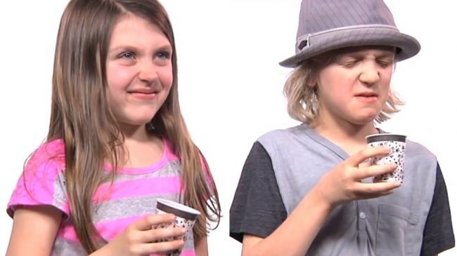 Reacţia adorabilă a unor copii care gustă pentru prima oară cafea 