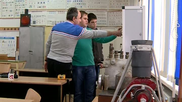 REAPAR ŞCOLILE PROFESIONALE. Burse şi alte beneficii oferite elevilor care se înscriu 