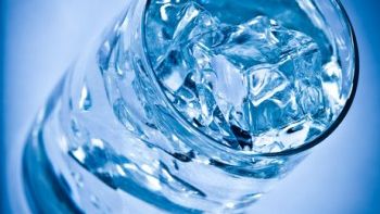 Apa ca medicament: De ce e important sa bei apa pe stomacul gol