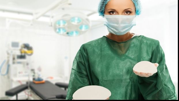 Şapte femei cer despăgubiri după ce şi-au făcut implant cu silicon 