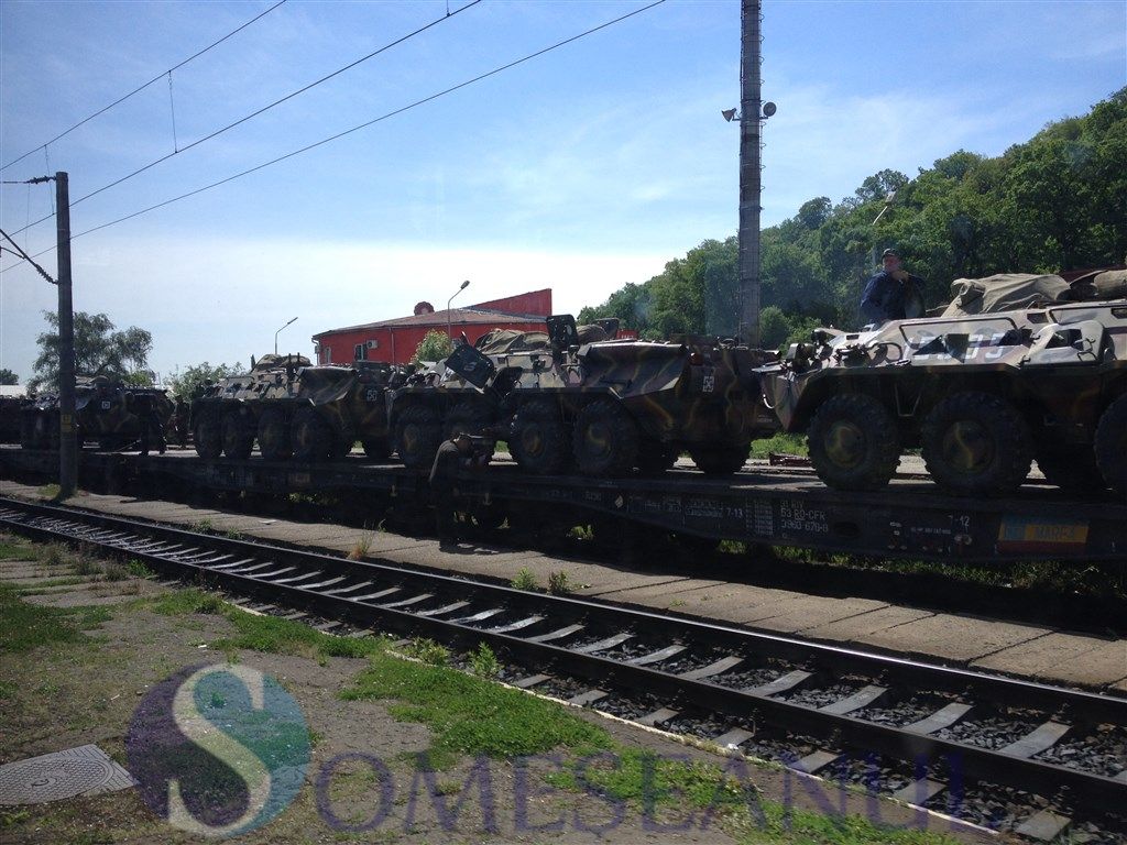 Panică în Cluj. Utilaje de tehnică MILITARĂ încărcate în gara Dej 