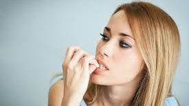 ÎŢI ROZI UNGHIILE? Ce spun psihiatrii despre acest obicei