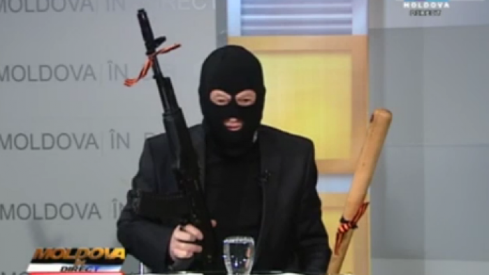 Cum apar moldovenii la postul public TV: cu cagulă şi automat în mână! 