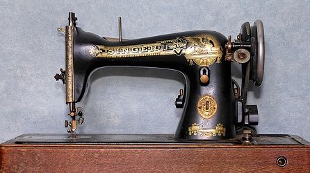 ÎNŞELĂCIUNI CU MAŞINI DE CUSUT Singer: Percheziţii în Prahova