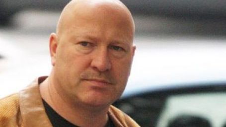 Încă un interlop celebru, fugit de ani buni din țară, vrea să scape de pușcărie. Cere anularea pedepsei și speră în prescripție