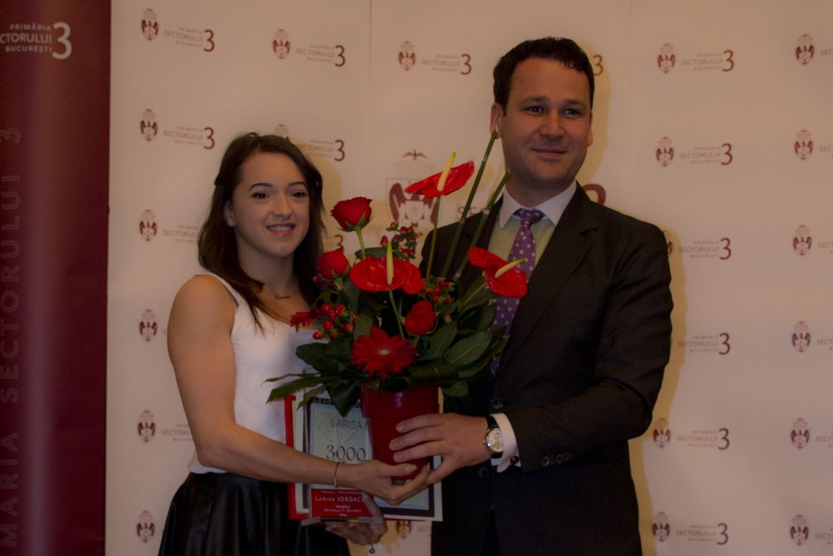 Primarul Robert Sorin Negoiţă a premiat-o pe gimnasta Larisa Iordache pentru rezultate deosebite 