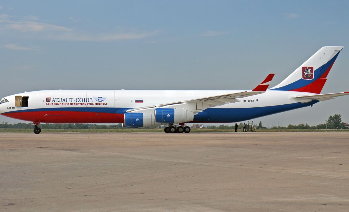 AVION în FLĂCĂRI pe un aeroport din Moscova