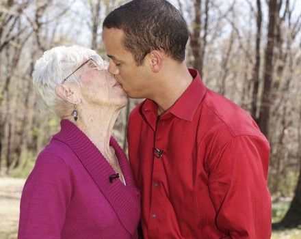 El are 31 de ani, ea 91. Povestea de dragoste care a uluit lumea