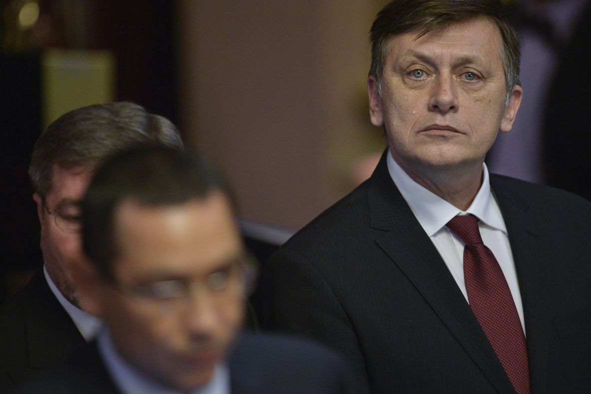 Ponta şi Antonescu au vorbit la telefon în legătură cu afirmaţiile senatorului Pop privind şantajul