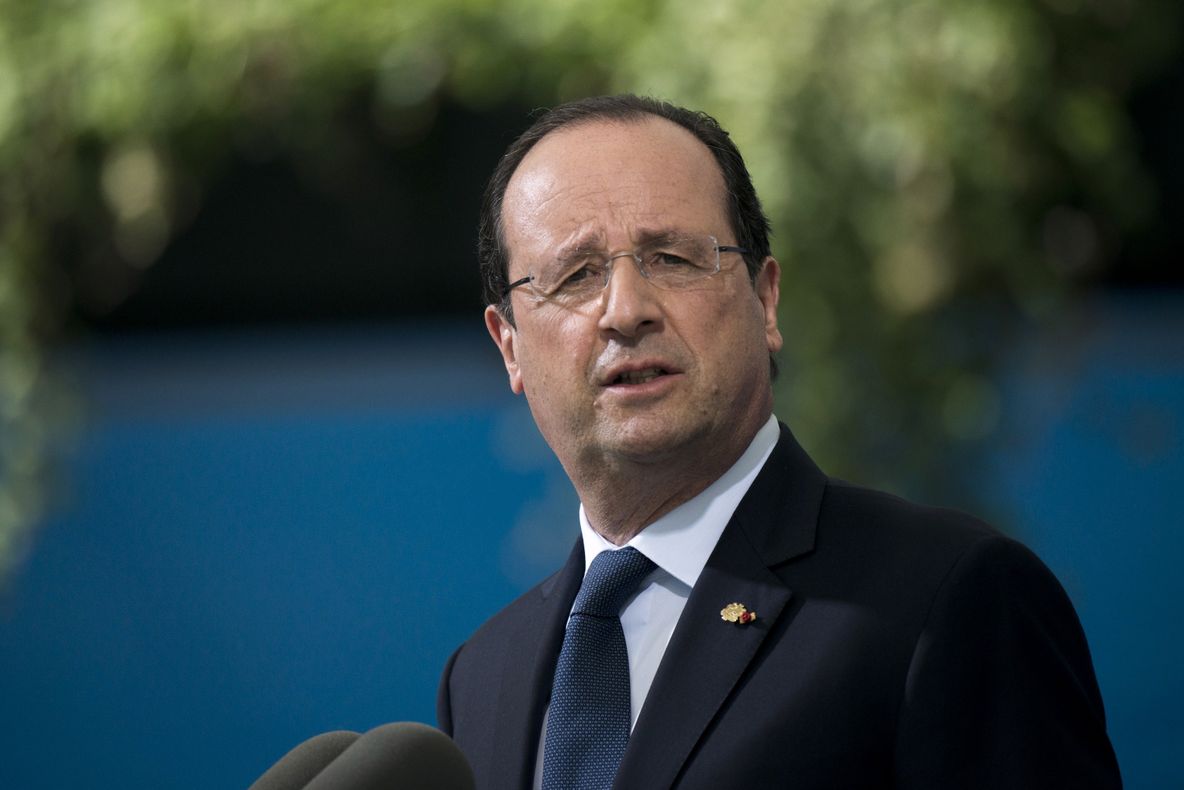 Președintele Franței, Francois Hollande, denunță linșarea unui tânăr din România