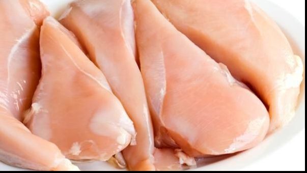 De ce nu este bine SĂ SPELI CARNEA DE PUI înainte de a o găti