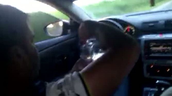 Teribilism la volan. Își toarnă alcool în pahar. REALITATEA TV a făcut o sesizare la poliție 