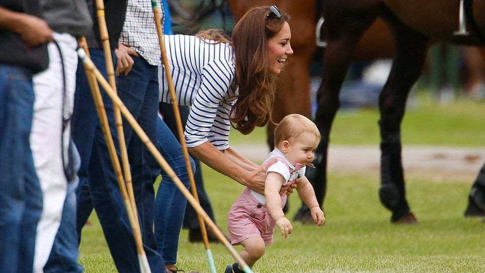 Prinţul George apare pe coperta unei reviste, cu prilejul primei sale aniversări 