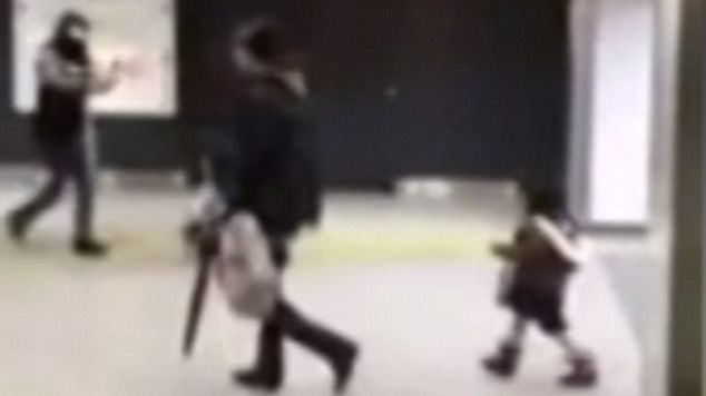 Imagini revoltătoare. Cum îşi sancţionează o mamă fiica ce refuză să o asculte: "E un caz de abuz!"