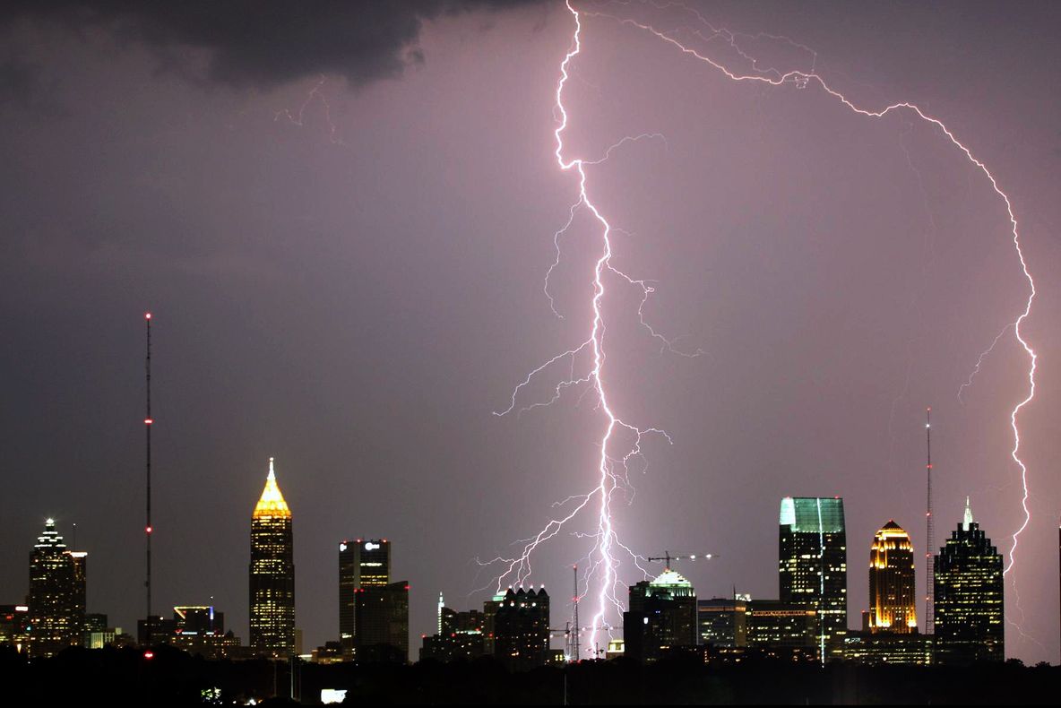 Fan lovit de fulger înaintea unui meci, jocul a fost amânat