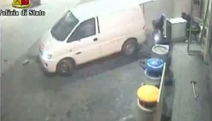 ROMÂNII care au speriat Italia! AU SMULS UN BANCOMAT DIN PERETE