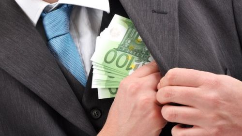 Poliţist de la IPJ Braşov, trimis în judecată. A băgat în buzunar 22.000 de lei din AMENZI