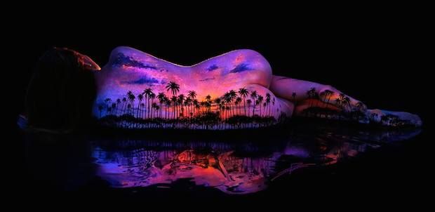 Un artist american face furori pe Youtube cu peisaje fluorescente pictate pe corpul uman