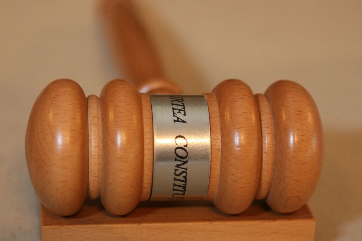 PNL și PDL atacă la CCR legea de abilitare a Guvernului de a emite ordonanțe de urgență 