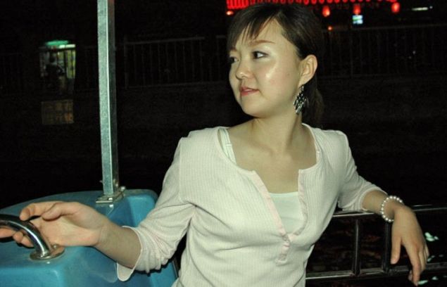 Medicii i-au EXTRAS din corp un VIERME URIAŞ. Ce greşeală a făcut femeia din imagine