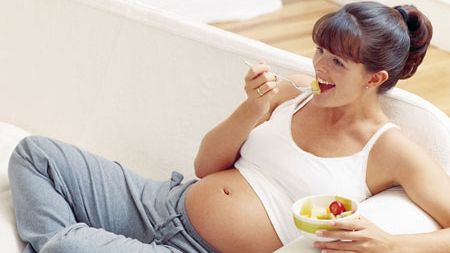 Consumul alimentelor ambalate în plastic. Risc uriaș pentru femeile însărcinate: se poate ajunge la avort sau naștere prematură