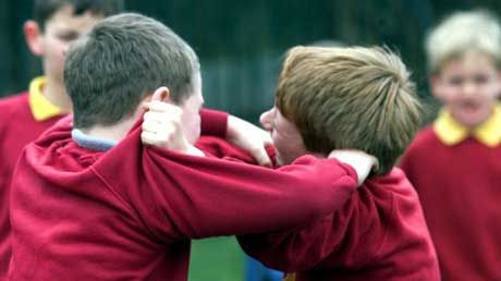 Licean UCIS în bătaie în faţa ŞCOLII la care învăţa