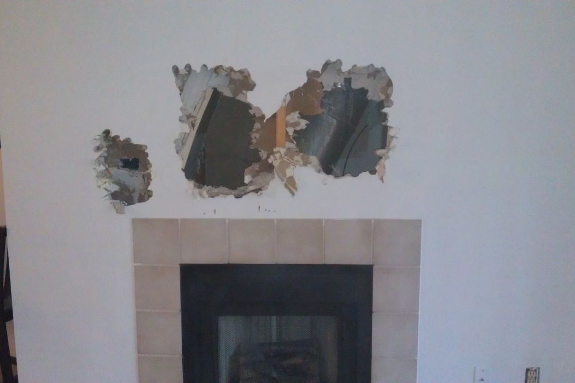 A auzit zgomote ciudate din perete. A spart zidul şi a RĂMAS ÎNGROZIT de ce a găsit