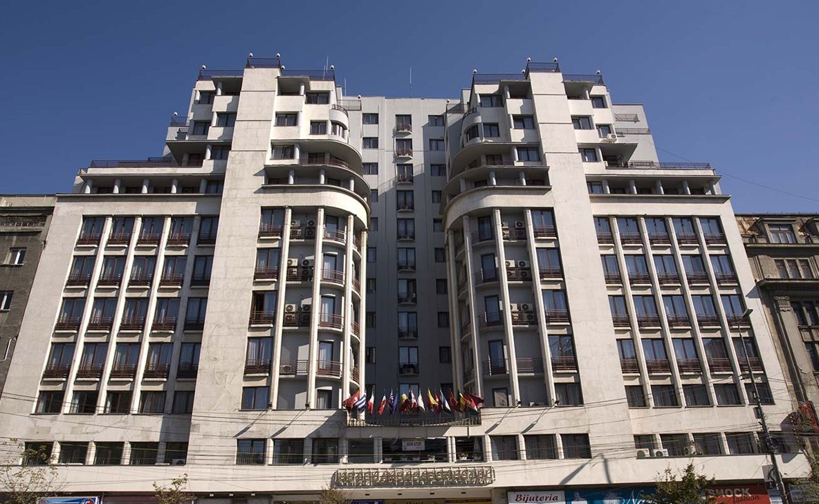 HOTELUL AMBASADOR, jumătate rămâne în posesia acţionarilor, iar restul este scos la vânzare