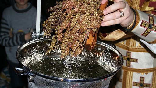 Dezvăluire ŞOCANTĂ despre pericolul apei sfinţite