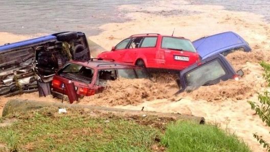 TURIŞTI ROMÂNI, SINISTRAŢI în Albena. UN HOTEL S-A PRĂBUŞIT: "S-a rupt faleza, nu ne ajută nimeni!"