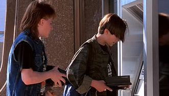 Doi adolescenţi au spart un BANCOMAT folosind manualul de utilizare de pe NET