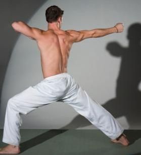 Înarmat cu o armă, a vrut să jefuiască un magazin. HOŢUL, bătut CRUNT de un karatist, client şi el