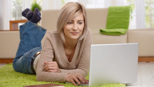 Greşeli care ÎŢI POT DISTRUGE LAPTOPUL. Aproape toată lumea le face 