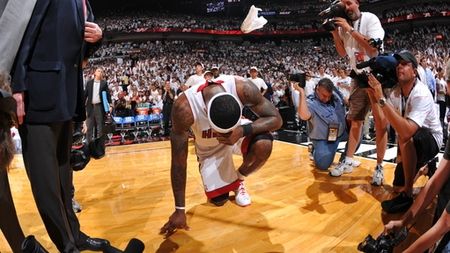 NBA. Cel mai mare jucător al lumii ÎNGENUNCHEAT de o echipă de LEGENDĂ, San Antonio Spurs