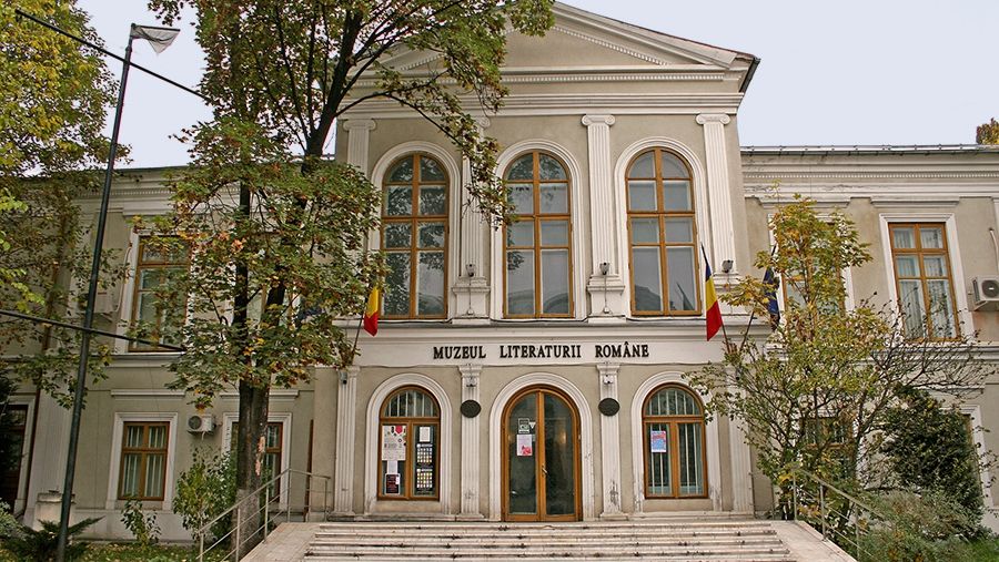 Protest la Muzeul Literaturii faţă de evacuarea instituţiei din sediul de pe bulevardul Dacia