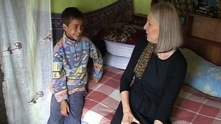 Mama celebrului actor Ethan Hawke a vizitat romii din Budila