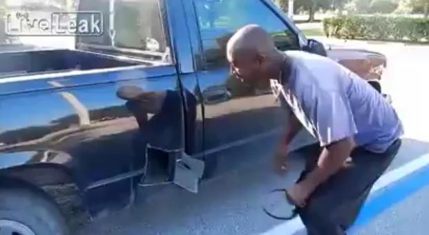 Şi-a tăiat maşina de fiţe din cauza unor zgomote ciudate. Ce a găsit înăuntru l-a AMUŢIT total