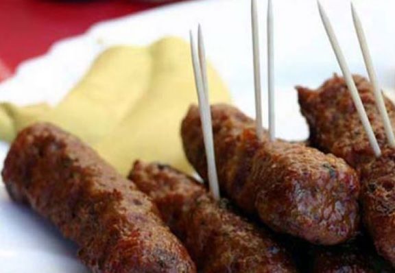 Muncitorii care reamenajează o stradă din Timişoara, cinstiţi cu MICI ŞI BERE de primar