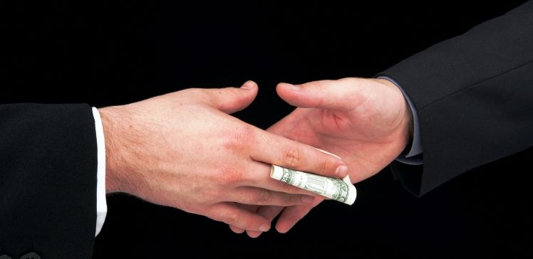 TREI medici cu averea sub sechestru. Sute de acuzații de luare de mită