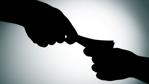 Subofiţer MApN, prins în timp ce primea mită 300 de lei pentru a transfera o persoană la IPJ Timiş