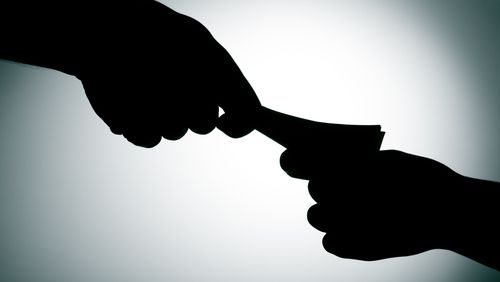 AVOCAT din Constanţa, suspectat de TRAFIC DE INFLUENŢĂ