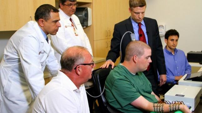 MIRACOL ÎN LUMEA MEDICALĂ. Un pacient paralizat îşi mişcă mâna cu PUTEREA GÂNDULUI 