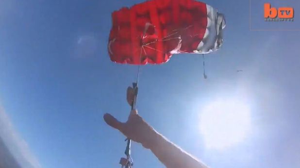 I s-a blocat paraşuta în aer, dar pe urmă s-a întâmplat ceva uluitor. Imagini de necrezut 