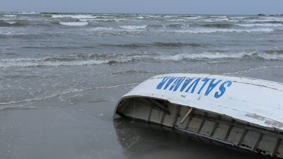 Ploi în CANTITĂŢI RECORD în judeţul Constanţa: PLAJA DIN MAMAIA, DISTRUSĂ 