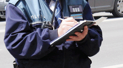 GEST INCREDIBIL: POLIŢIST MUŞCAT DE MÂNĂ de către un bărbat băut care bătuse un taximetrist