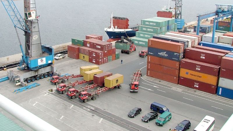 Un vas de pescuit a luat foc în Portul Constanţa