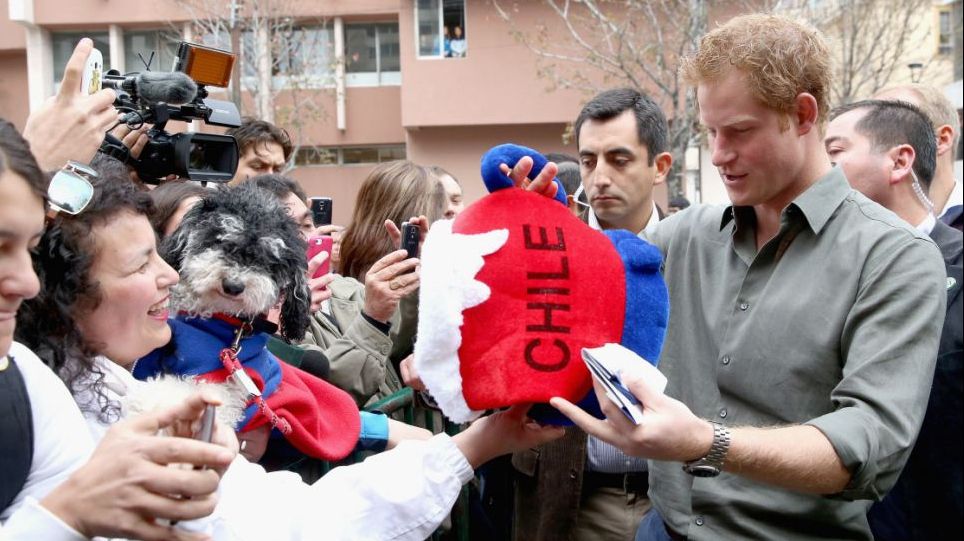 Prinţul Harry a reparat televizorul unei familii chiliene pentru ca aceasta să poată urmări CM