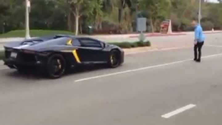 RĂZBUNAREA PIETONULUI pe un BOLID de 700 de cai putere: n-ai mai văzut aşa ceva!