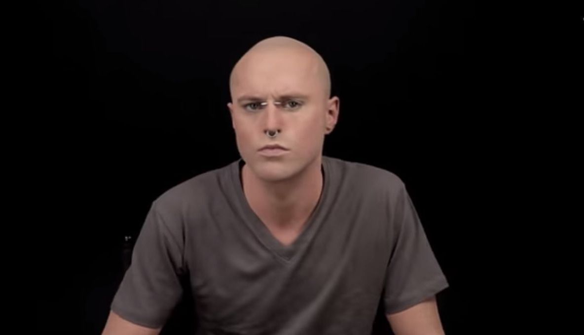 Pare bizar, dar acesta este de fapt "cel mai tatuat om din lume"